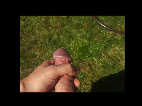 ❤️ Vruća zgodna jebe svoju ružičastu macu i svršava špricom u ljetnoj bašti ️❌ Porno kod nas