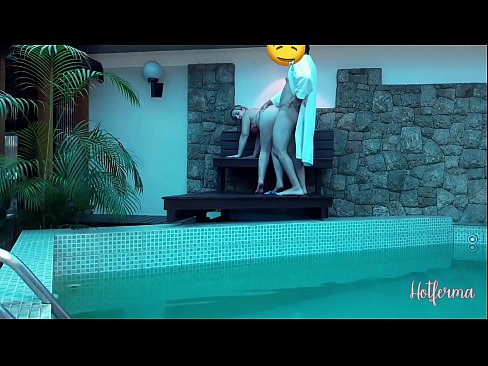 ❤️ Šef poziva sobaricu na bazen, ali nije mogao odoljeti vrućini ️❌ Porno kod nas