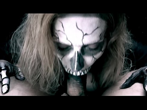 ❤️ Demonska djevojka siše kurac svojim crnim ustima i guta spermu. ️❌ Porno kod nas